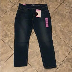 Levi Pull-On Skinny Jeans